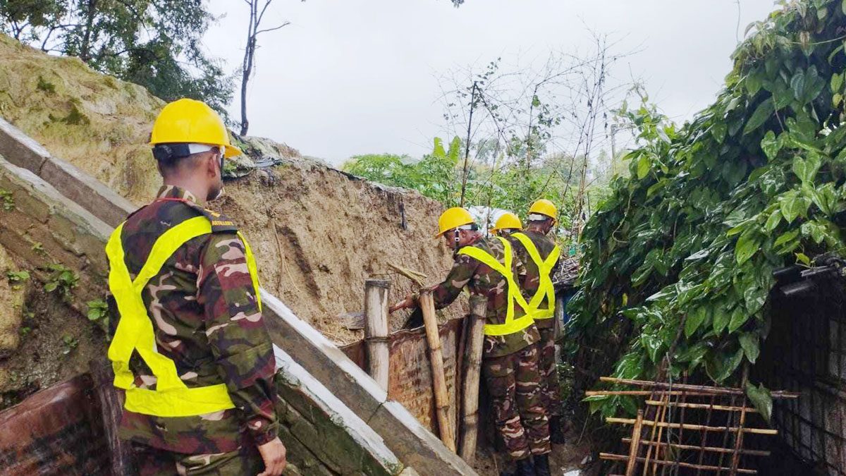 কক্সবাজারে দুর্যোগ মোকাবিলায় কাজ করছে সেনাবাহিনী
