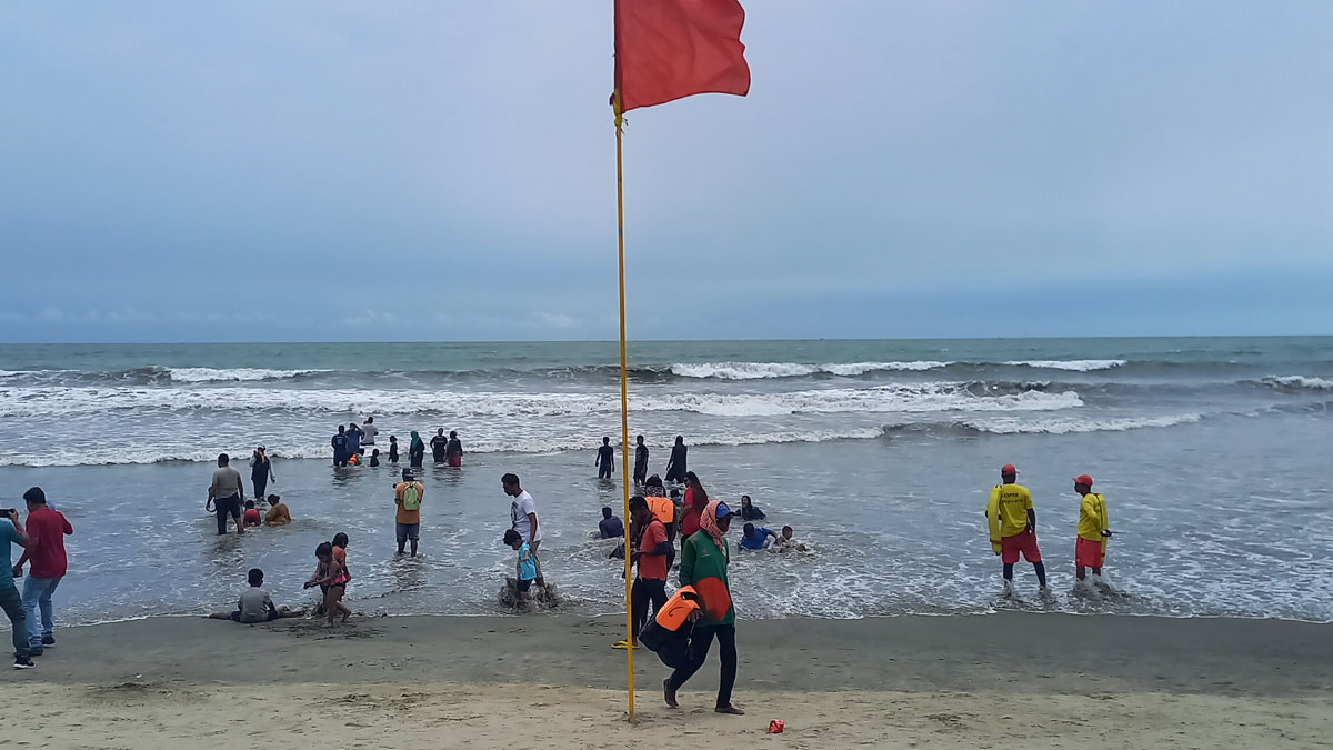 সৈকতে ৩ পর্যটক আটক, সতর্ক করল প্রশাসন