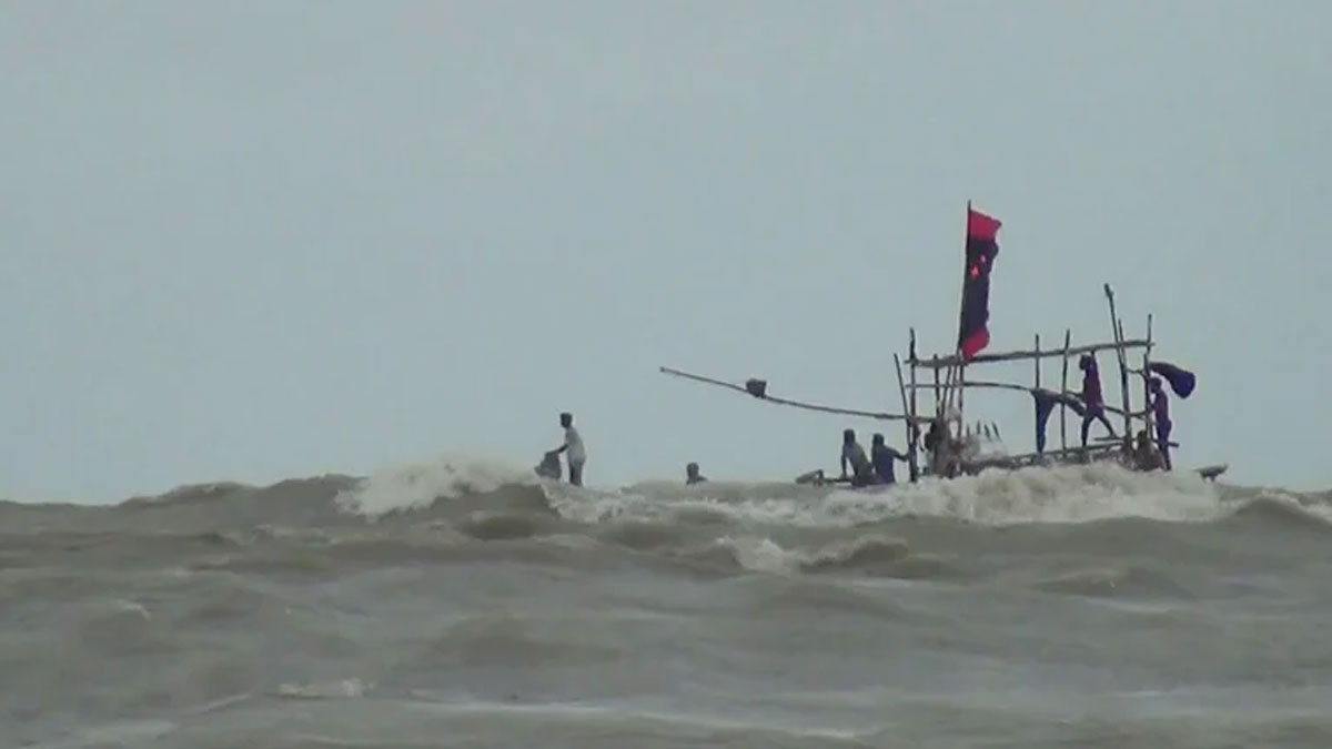 সাগরে মাছ ধরতে গিয়ে নৌকার ইঞ্জিন বিকল, ৩ দিন পর ৫ জেলে উদ্ধার