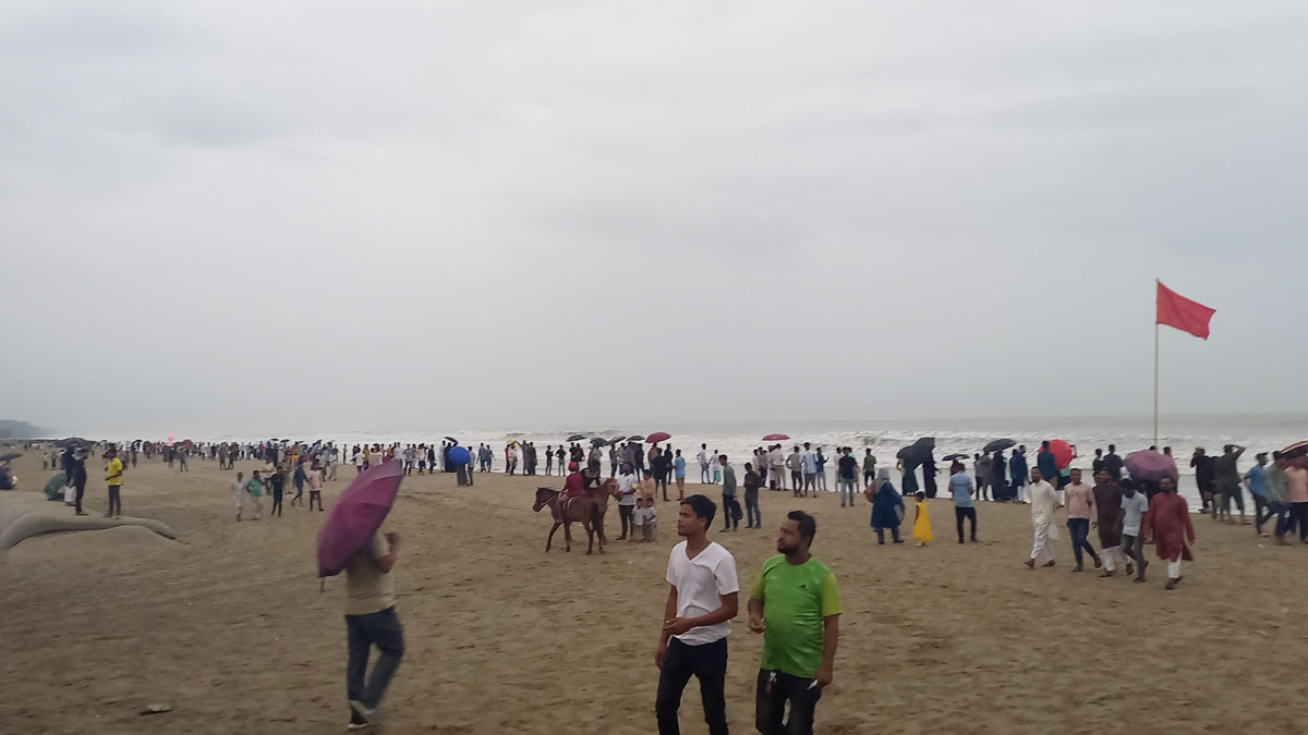 ‘মোখা দেখতে’ কক্সবাজার সৈকতে পর্যটকের ভিড়