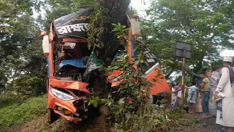 শিক্ষা সফরের বাস নিয়ন্ত্রণ হারিয়ে গাছে ধাক্কা