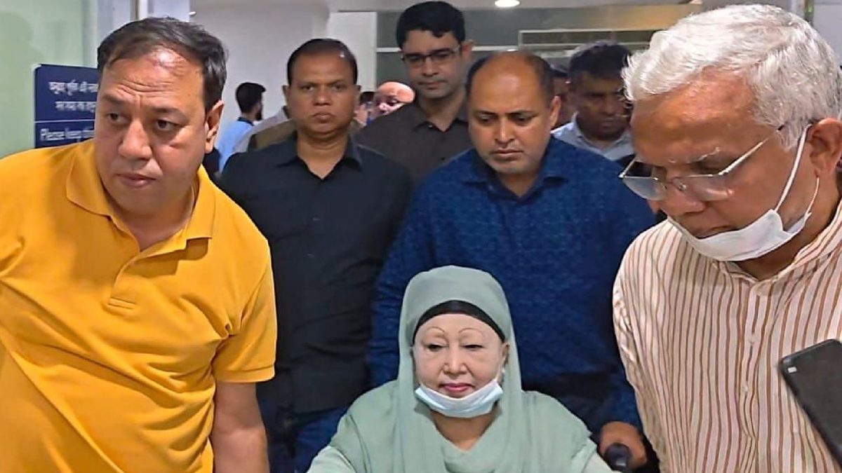 স্বাস্থ্য পরীক্ষার জন্য হাসপাতালের পথে খালেদা জিয়া