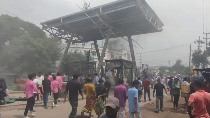 ভাষা শহীদ রফিক সেতুর টোল বন্ধের দাবিতে বিক্ষোভ, আগুন