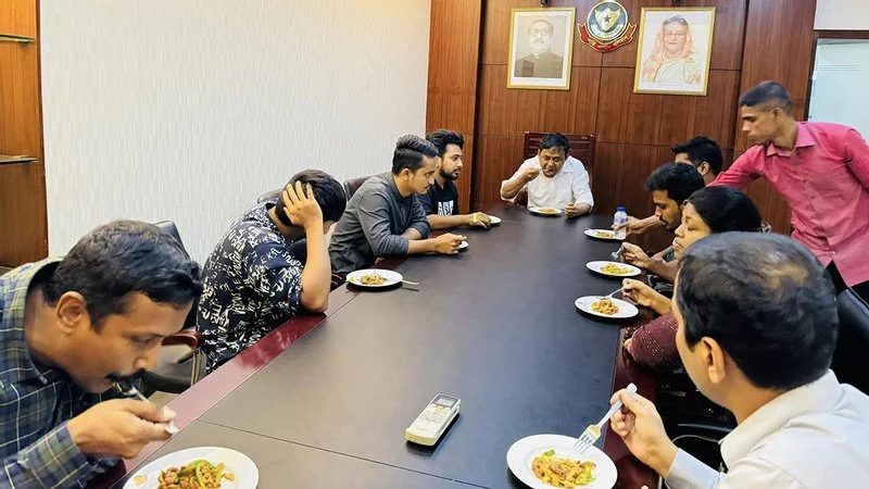 এভাবে ধরে নিয়ে খাওয়ায়েন না, জাতিকে নিয়ে মশকরা কইরেন না: হাইকোর্ট