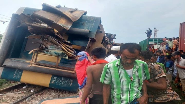 দুর্ঘটনা কবলিত কন্টেইনার ট্রেনের লোকোমাস্টার-গার্ড বরখাস্ত