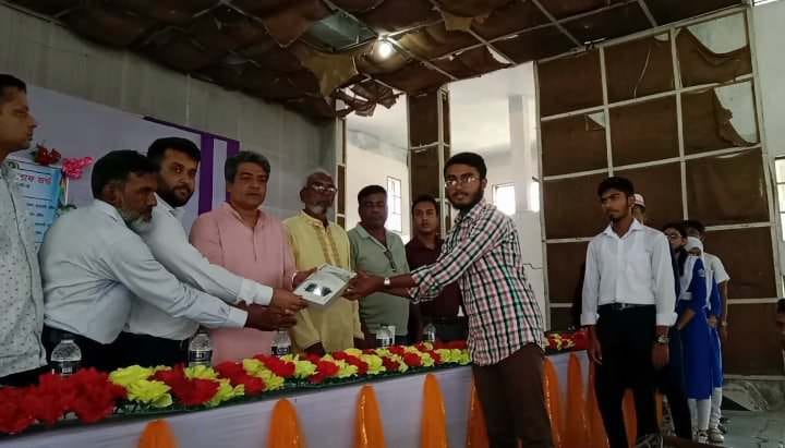 প্রধানমন্ত্রীর উপহারের ট্যাব পেল কুমারখালীর ৩৯৬ জন মেধাবী শিক্ষার্থী