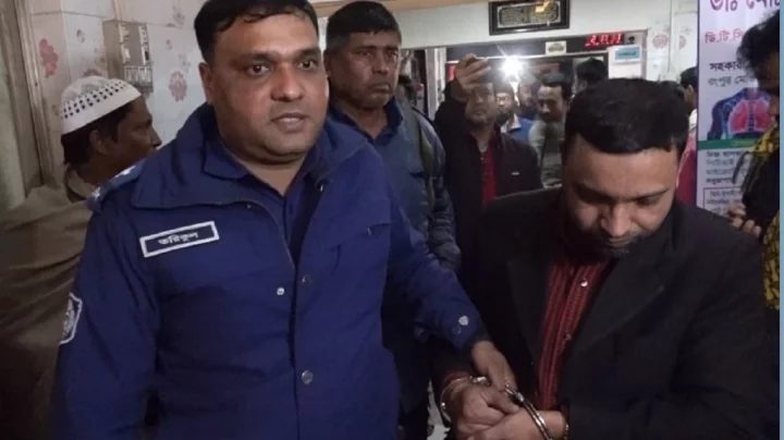 বিশেষজ্ঞ ডাক্তার না হয়েও রোগী দেখছিলেন তিনি, অতপর....