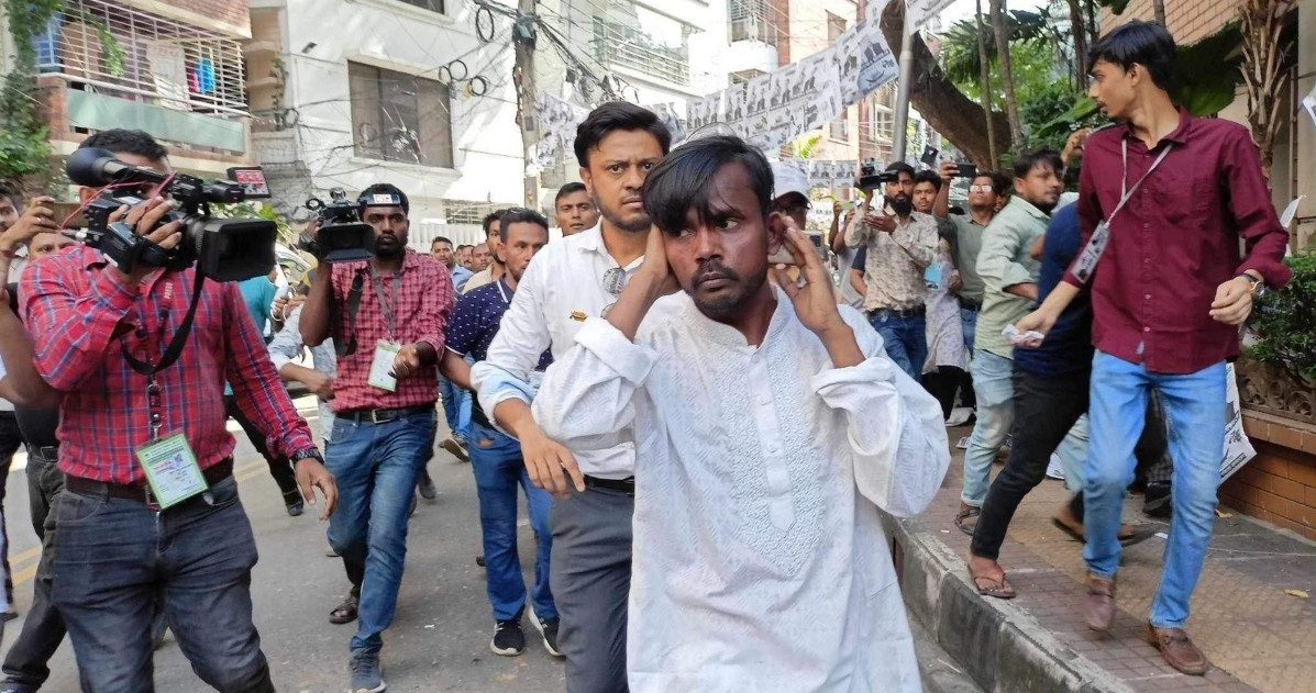 ভোটকেন্দ্র পরিদর্শনে এসে মার খেলেন হিরো আলম