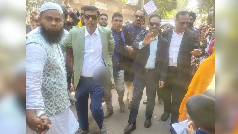 কোমরে পিস্তল নিয়ে নৌকার প্রচারণায় আ. লীগ নেতা