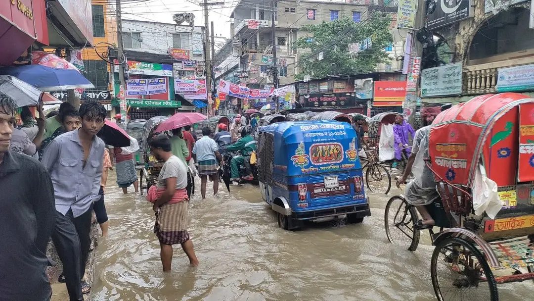 চট্টগ্রামে আবারও ভারী বৃষ্টি, সড়কে হাঁটুপানি