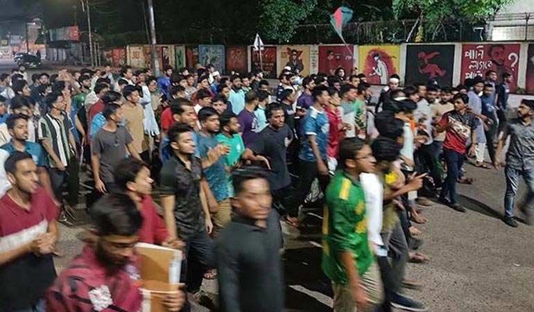 ঢাবির দেয়ালে ছাত্রদলের পোস্টারিং, মধ্যরাতে উত্তাল ঢাবি
