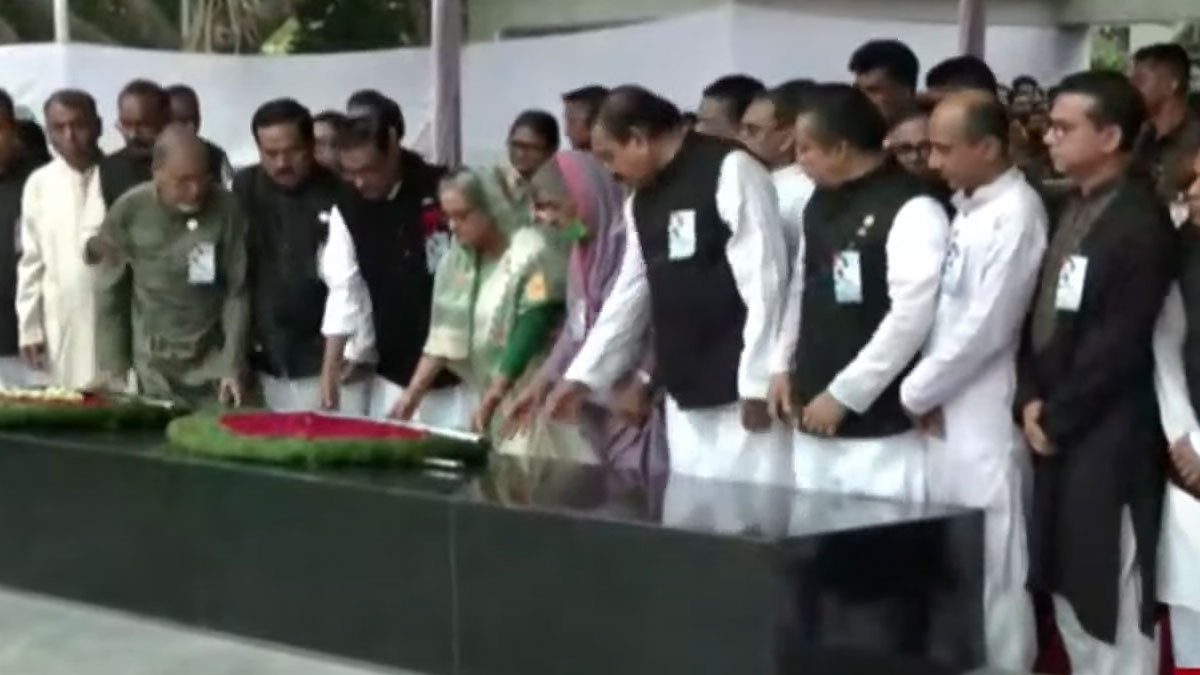 মুজিবনগর দিবসে বঙ্গবন্ধুর প্রতিকৃতিতে প্রধানমন্ত্রীর শ্রদ্ধা