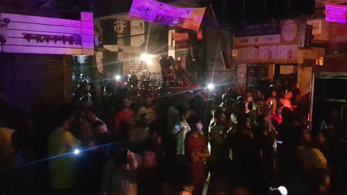 আগুন আতঙ্কে মধ্যরাতে রাস্তায় শত শত মানুষ