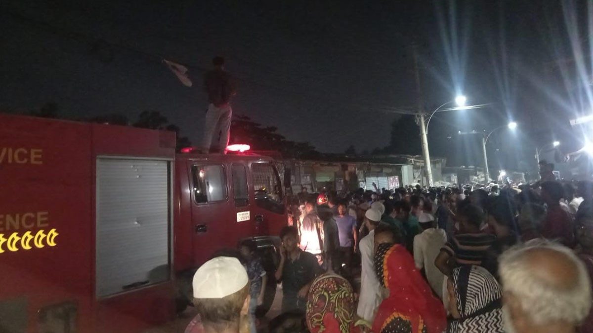 টঙ্গীতে পলিথিন গুদামে আগুন