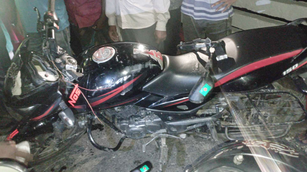 মাইক্রোবাসের ধাক্কায় মোটরসাইকেলের দুই আরোহী নিহত