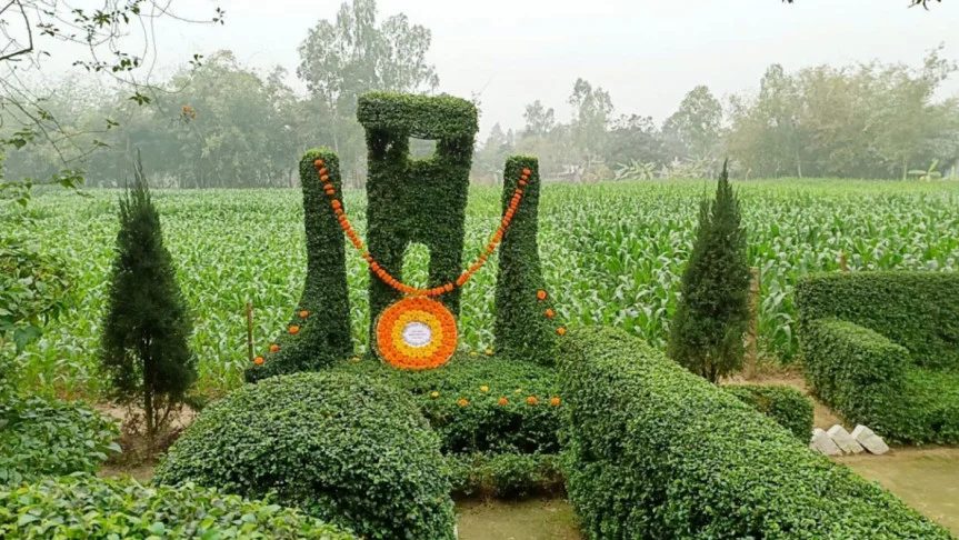 গাছ ও ফুলের তৈরি শহীদ মিনারে শ্রদ্ধা