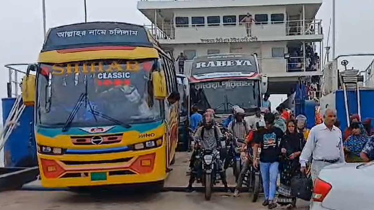 দৌলত‌দিয়ায় যাত্রী‌-যানবাহনের চাপ বাড়লেও নেই ভোগান্তি