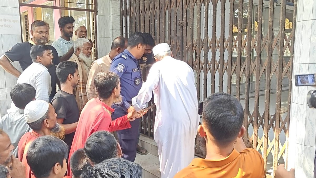 ইমাম নিয়োগ নিয়ে বিরোধে মসজিদে তালা, বাইরে নামাজ আদায়