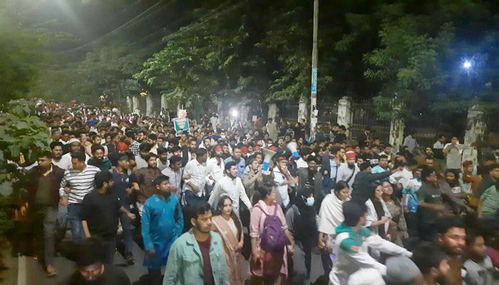 এবার মধ্যরাতে ভারতবিরোধী স্লোগানে উত্তাল ঢাবি