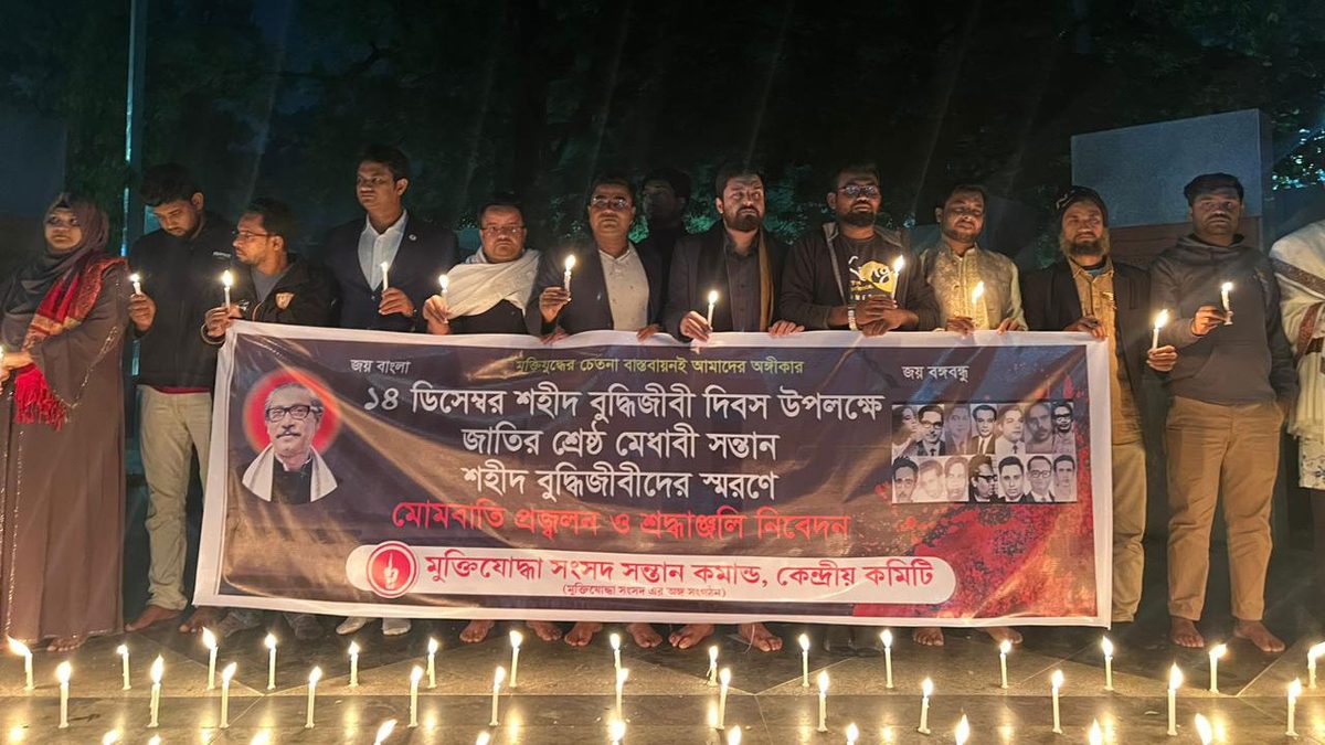 ঢাবিতে বুদ্ধিজীবীদের স্মরণে মোমবাতি প্রজ্বলন