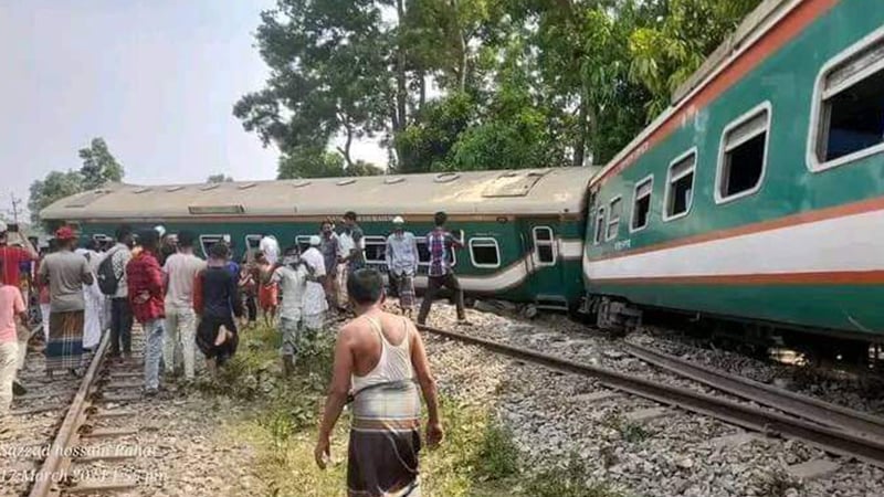 কুমিল্লায় বিজয় এক্সপ্রেস ট্রেনের ৯বগি লাইনচ্যুত,ট্রেন চলাচল বন্ধ