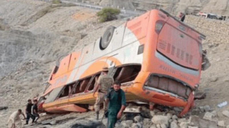 পাকিস্তানে বাস খাদে পড়ে ১১ তীর্থযাত্রী নিহত