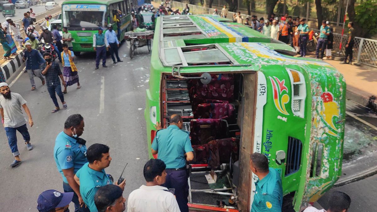 রাজধানীতে আইল্যান্ডে ধাক্কা খেয়ে বাস উল্টে ১৫ যাত্রী আহত