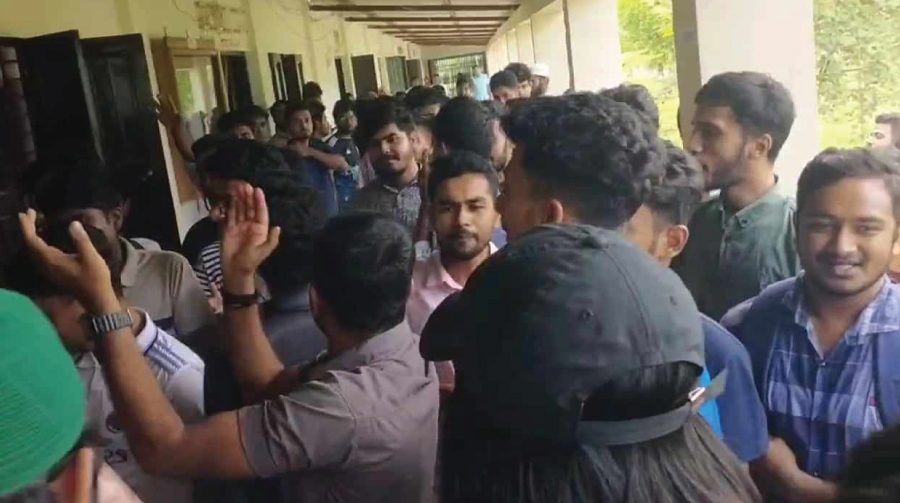 বশেফমুবিপ্রবির ক্যাম্পাস থেকে ছাত্রলীগ কর্মীদের বের করে দিলো শিক্ষার্থীরা