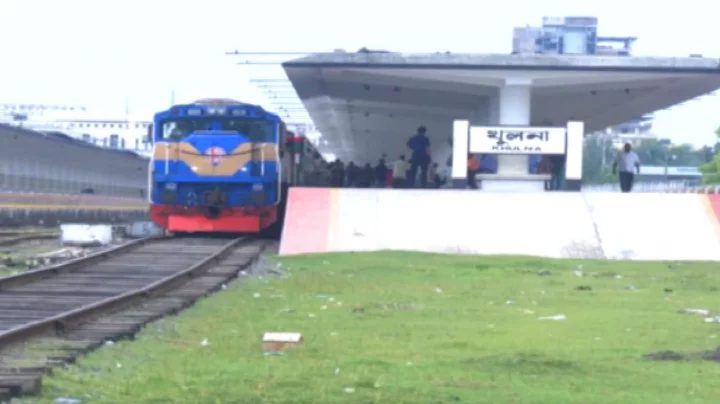 ঢাকা-খুলনা রুটে চালু হচ্ছে প্রথম কমিউটার ট্রেন নকশী কাঁথা এক্সপ্রেস