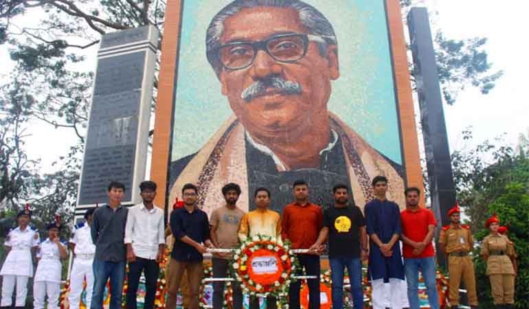 মুজিব ম্যুরালে ইবি রিপোর্টার্স ইউনিটি'র শ্রদ্ধা নিবেদন