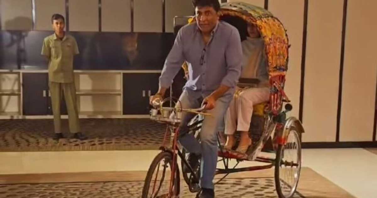 স্ত্রী-কন্যাকে নিয়ে ঢাকায় রিকশা চালালেন পাকিস্তানের হাইকমিশনার