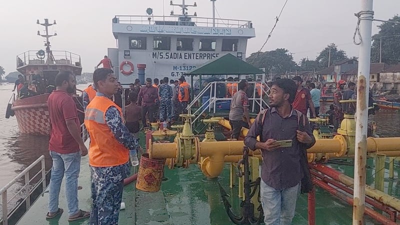 চাঁদপুরে তেলবাহী জাহাজে আগুন, আহত ৬