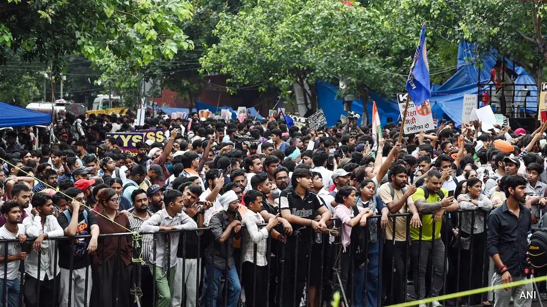 প্রশ্নফাঁস ইস্যুতে পার্লামেন্টে আলোচনায় প্রস্তুত ভারত সরকার