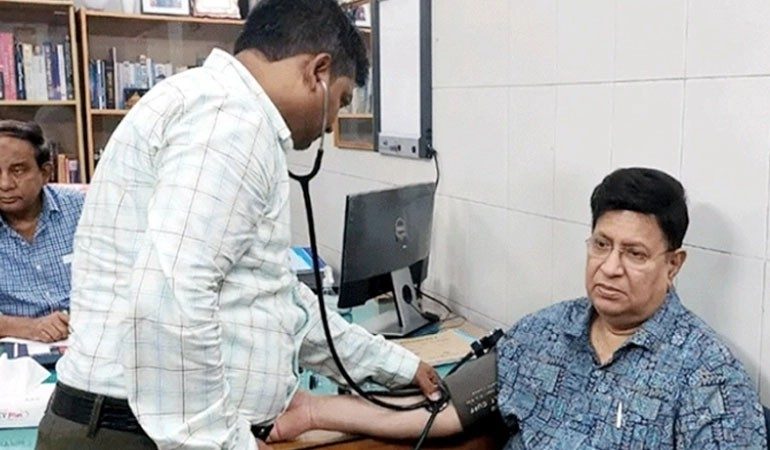 হাসপাতালে ডাক্তার দেখালেন অসুস্থ পররাষ্ট্রমন্ত্রী