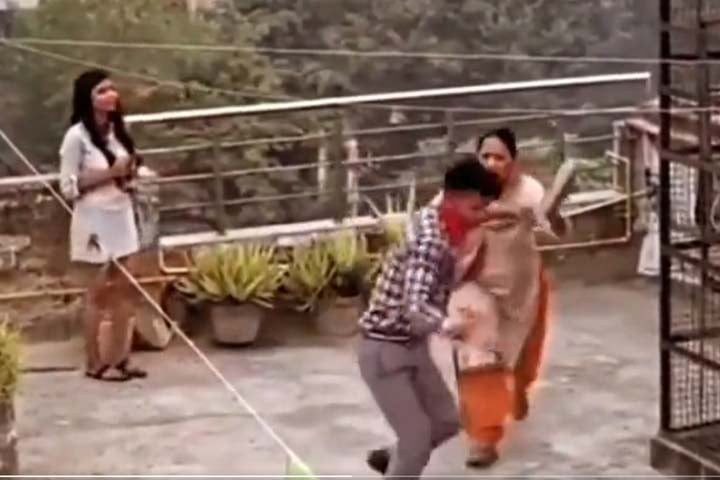 প্রেম করতে গিয়ে প্রেমিকার মায়ের হাতে জুতাপেটা, ভিডিও