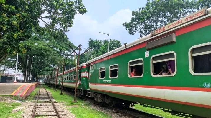 টিকিট না থাকা স্কুল ছাত্রীকে কেবিনে নিয়ে ধর্ষণ করলো অ্যাটেনডেন্ট