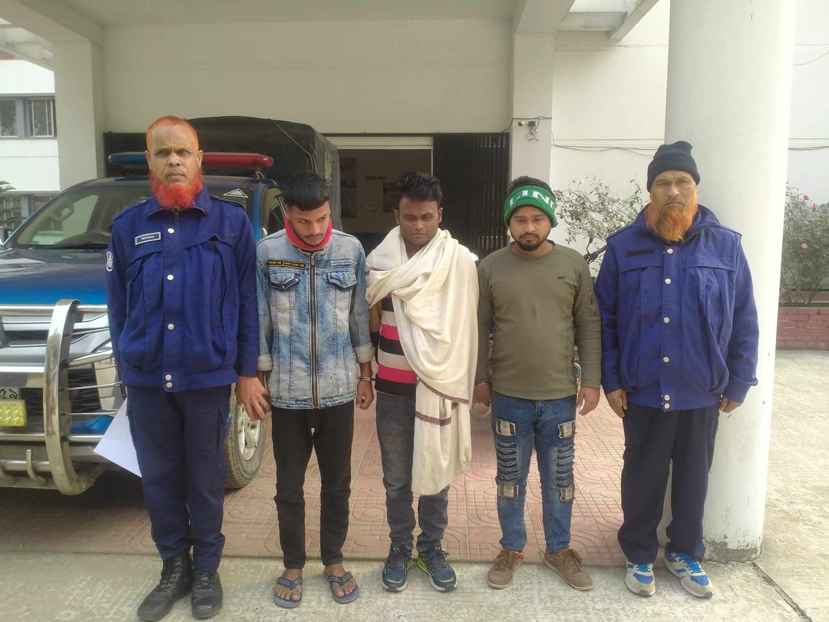 জামালপুরে ডিবি পুলিশ পরিচয়ে চাঁদা দাবী, গ্রেপ্তার-৩