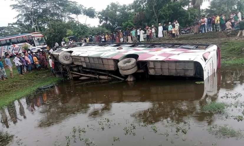 যাত্রীবাহী বাস উল্টে ১৫ যাত্রী আহত, নিহত ১
