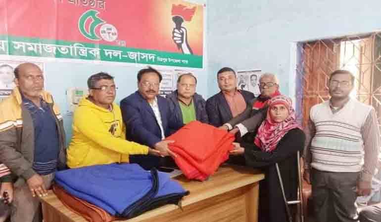 কুষ্টিয়ায় জাসদের উদ্যোগে কম্বল বিতরণ