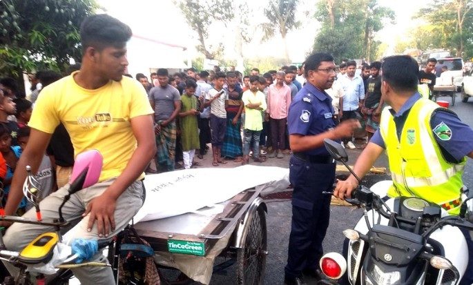 বাইসাইকেল চালককে পিষে দিল বাস