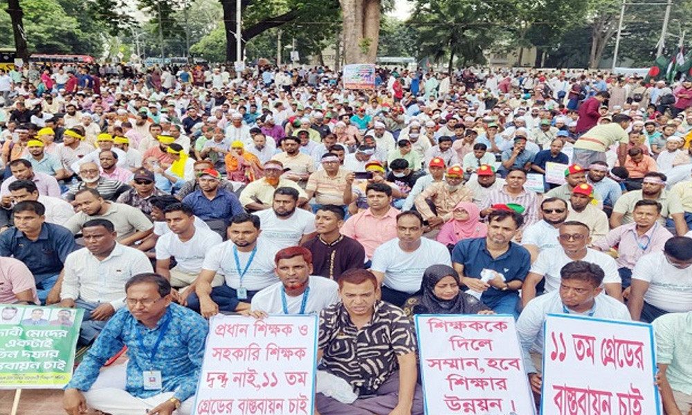 প্রাথমিকের আন্দোলনরত ৪২ শিক্ষক নেতাকে অন্য জেলায় বদলি