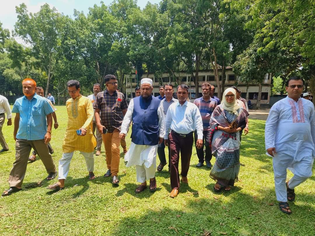 দলবল নিয়ে এসএসসি পরীক্ষা কেন্দ্রে এমপি