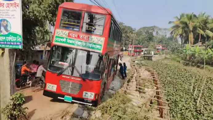 শতাধিক শিক্ষার্থী নিয়ে দুর্ঘটনার কবলে নোবিপ্রবির বাস