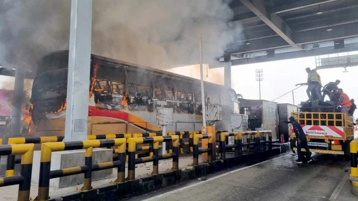 ঢাকা-মাওয়া এক্সপ্রেসওয়ের টোল প্লাজায় বাসে আগুন, আহত ৩