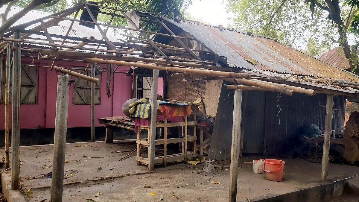 টাকা না পেয়ে বসতঘরের টিন-বেড়া খুলে নিল পাওনাদার