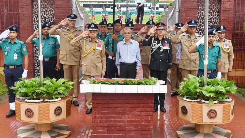 রাজারবাগ পুলিশ স্মৃতিসৌধে স্বরাষ্ট্র উপদেষ্টার শ্রদ্ধা