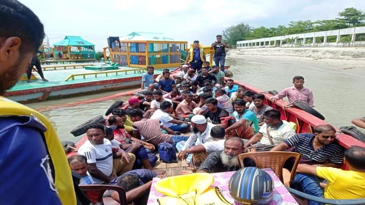 মেঘনায় বালু উত্তোলনের সময় দশ ড্রেজারসহ আটক ৪৩