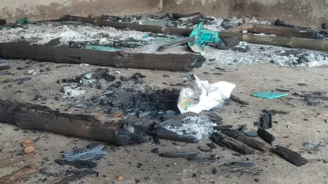 রাতে জামায়াত নেতাকর্মীদের সঙ্গে তর্ক, সকালে ইসলামী আন্দোলনের নির্বাচনী কার্যালয়ে অগ্নিসংযোগ