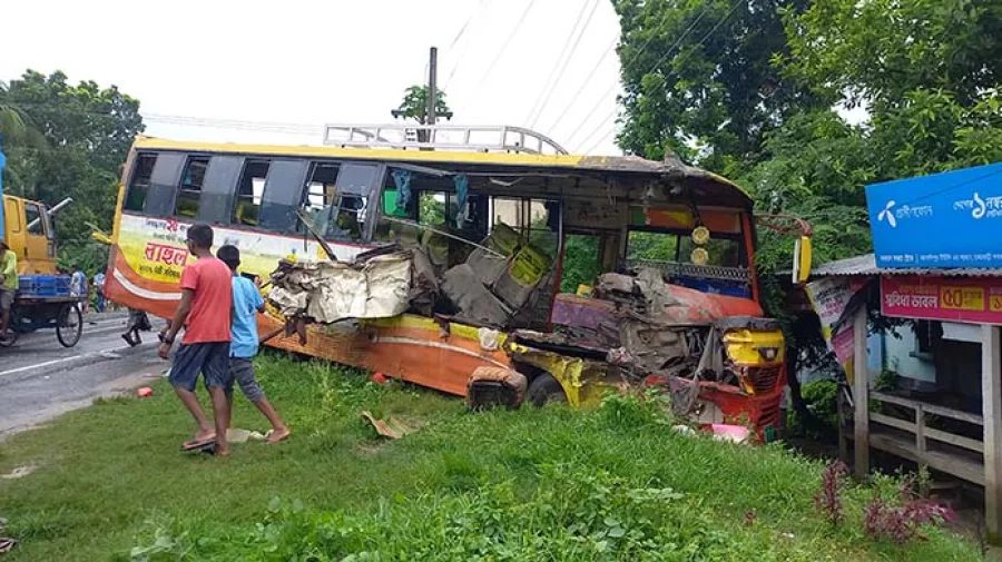 রাজবাড়ীতে বাস ও ট্রাকের মুখোমুখি সংঘর্ষে নিহত ১