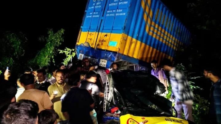 কাভার্ড ভ্যান-অটোরিকশার মুখোমুখি সংঘর্ষে নিহত ১